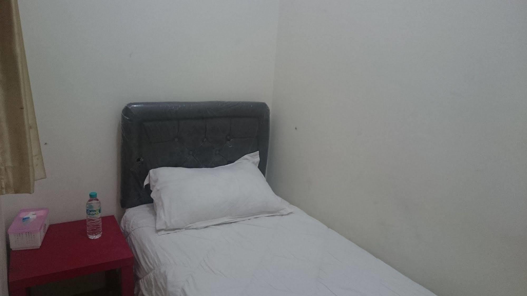 Capsule Homestay Surabaya Exterior photo